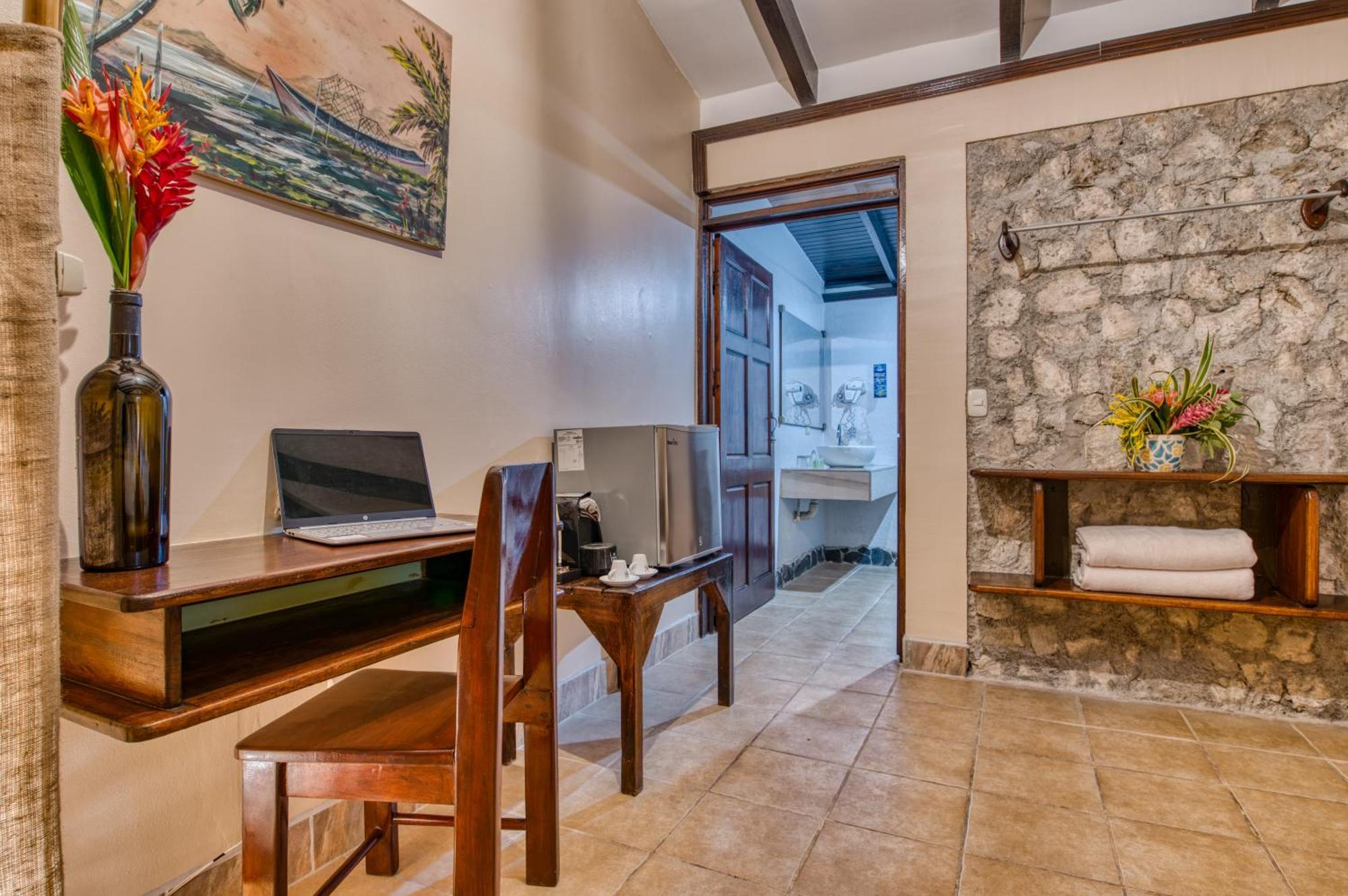 Atlantida Lodge Cahuita Eksteriør bilde
