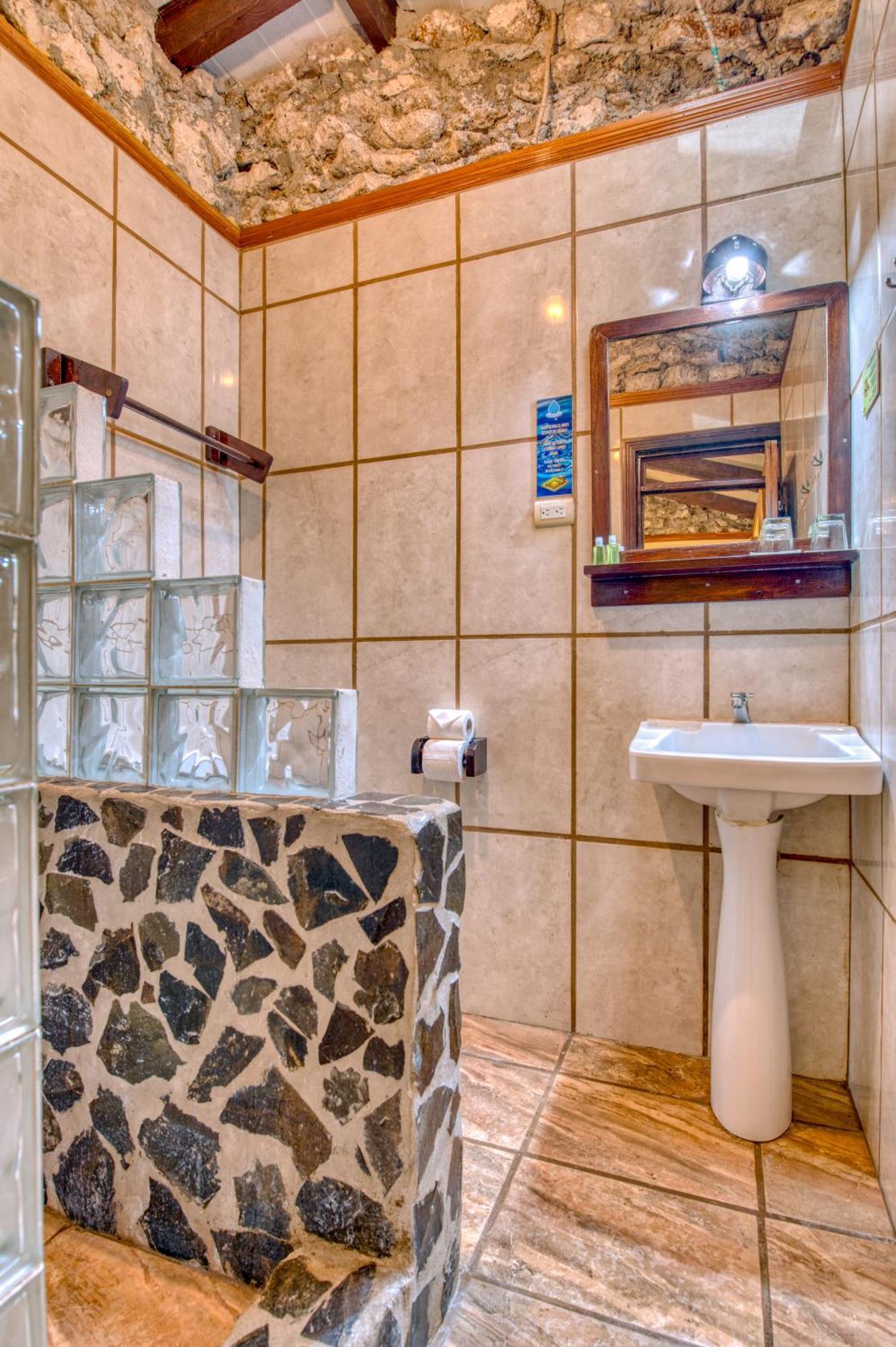 Atlantida Lodge Cahuita Eksteriør bilde