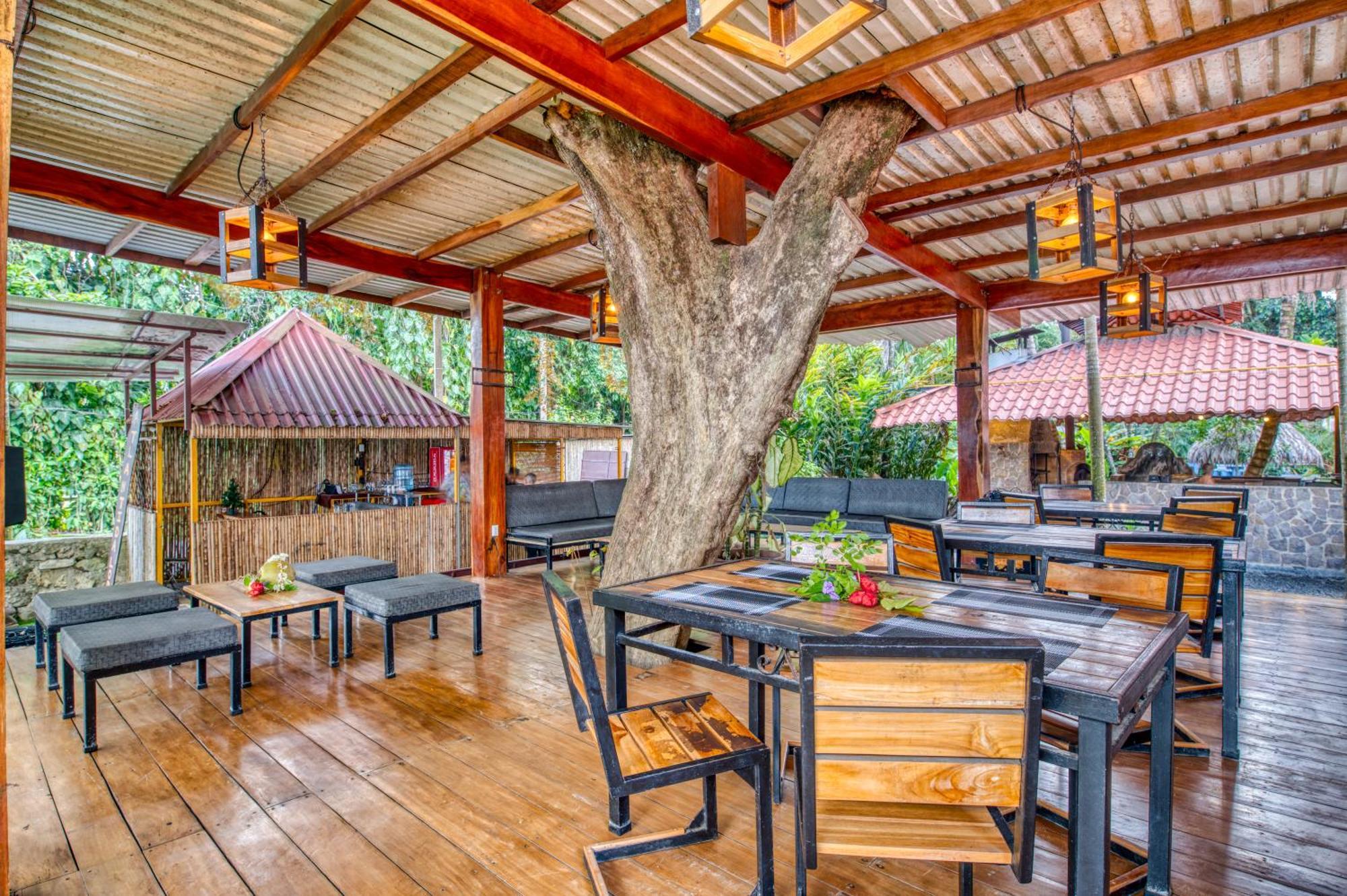 Atlantida Lodge Cahuita Eksteriør bilde