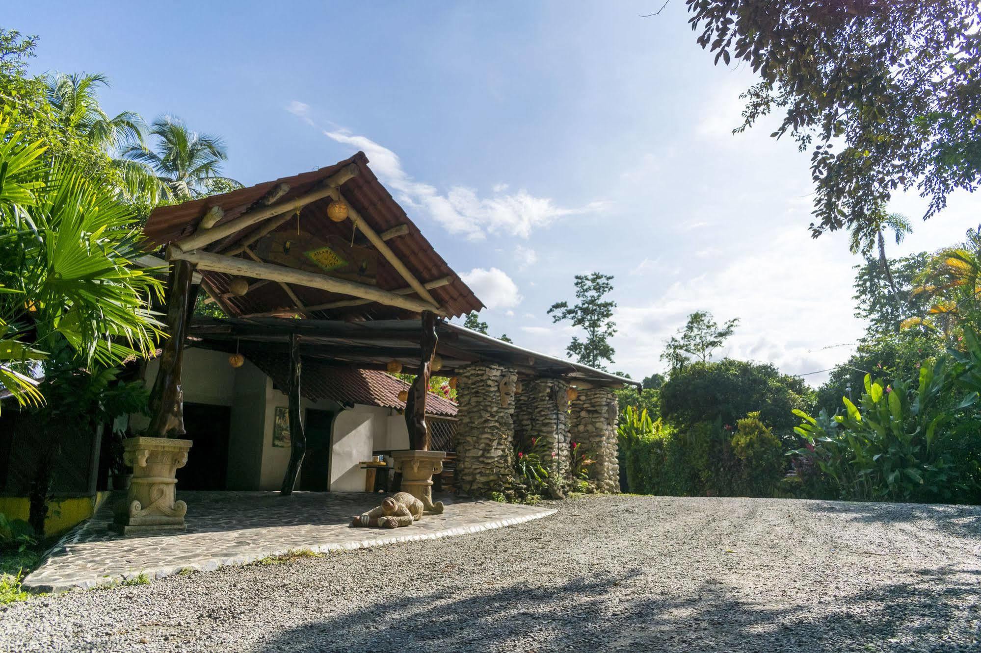 Atlantida Lodge Cahuita Eksteriør bilde